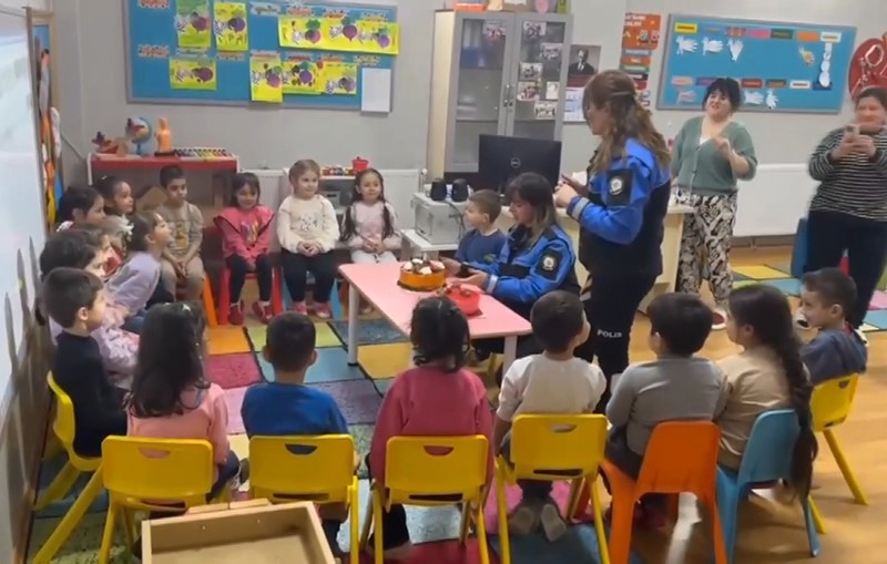 Polisler ile &ouml;ğrenciler kartopu savaşı yaptı
