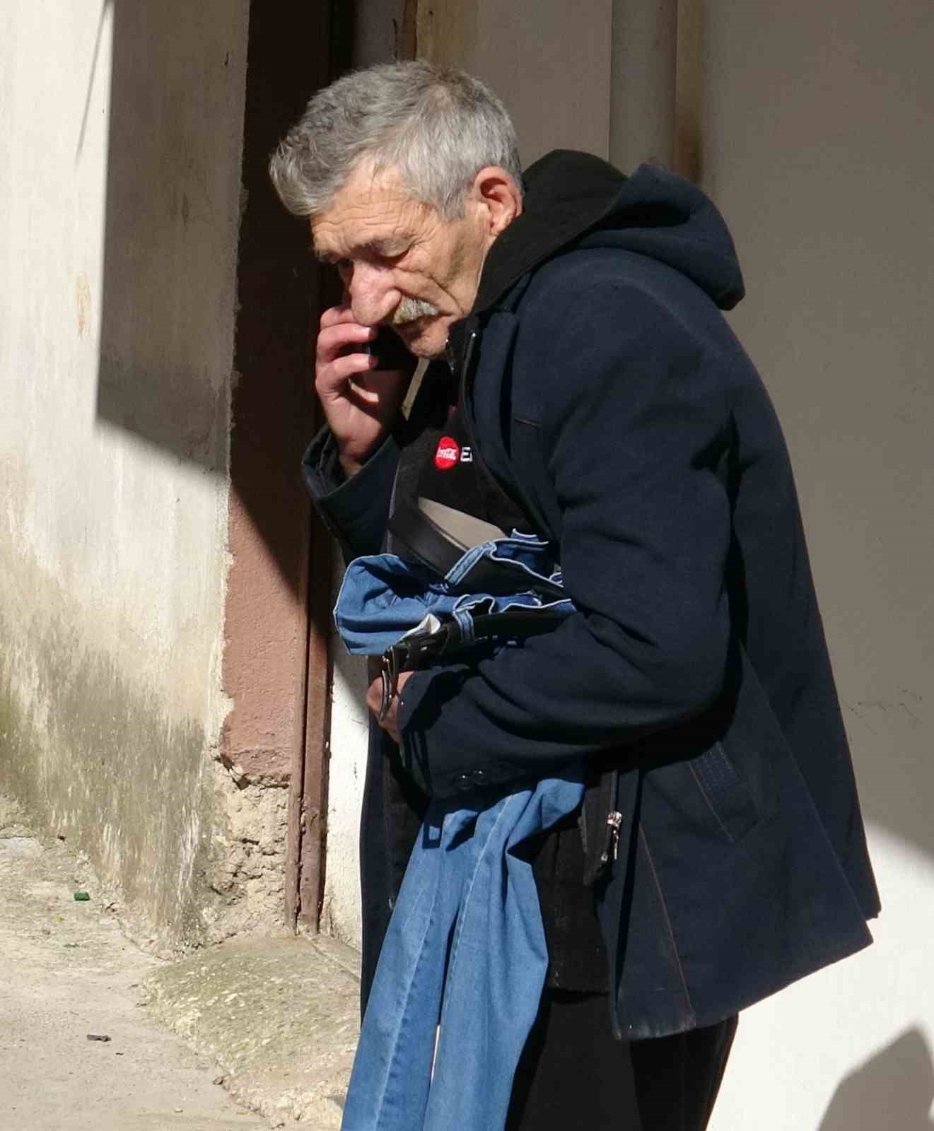 Yanına alabildiği tek şey pantolonu oldu, evinin yanışını çaresiz gözlerle izledi