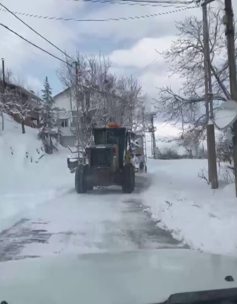 Adıyaman&rsquo;da kar k&ouml;y yollarını kapattı
