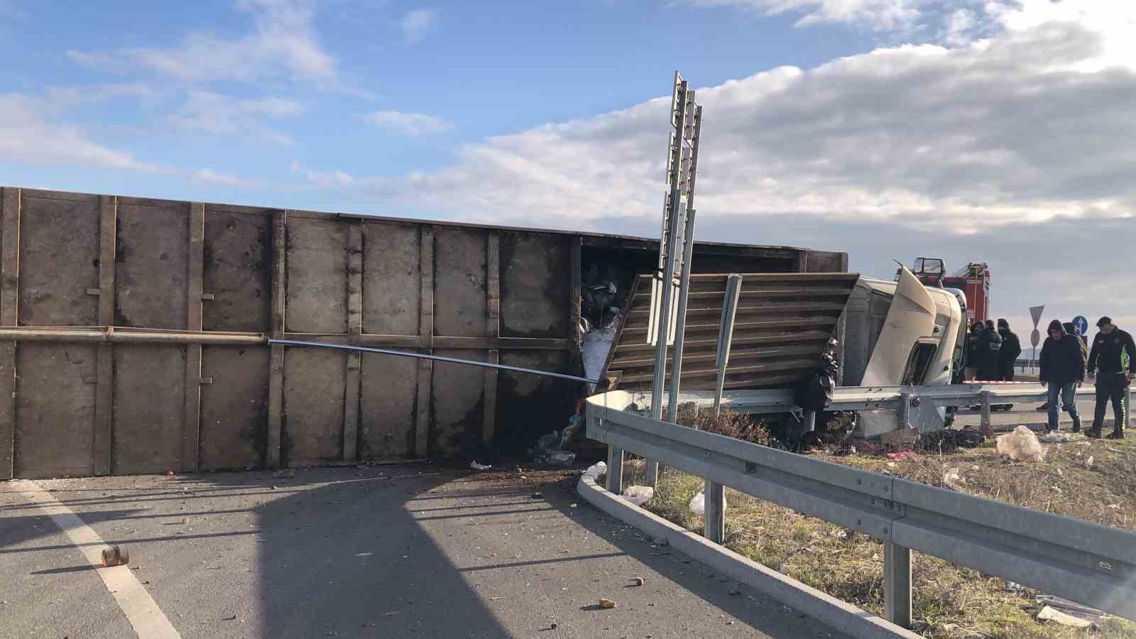 Tekirdağ&rsquo;da virajı alamayan tır devrildi: 1 yaralı
