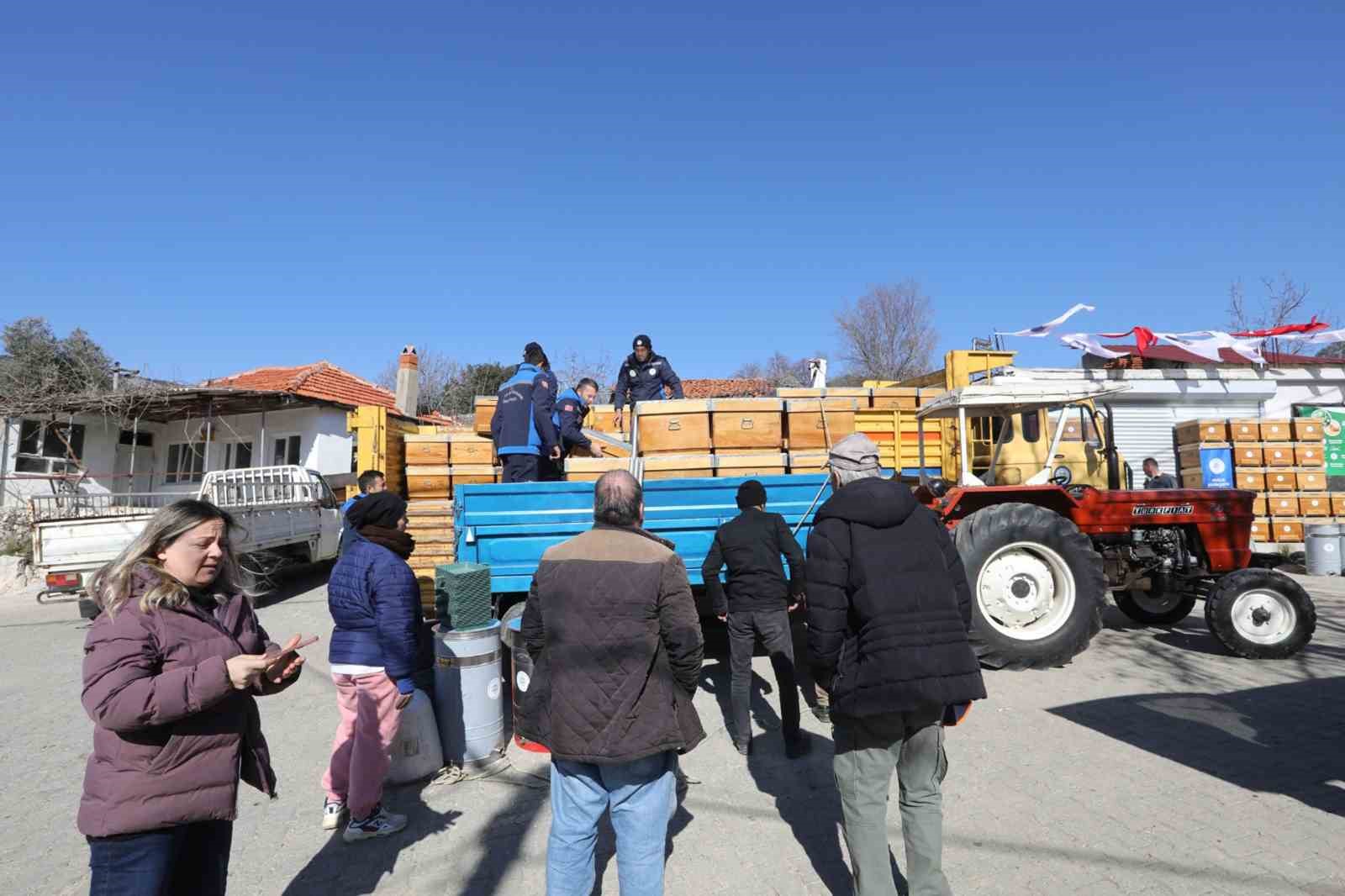 Yangın mağduru arıcılara Muğla B&uuml;y&uuml;kşehir&rsquo;den can suyu
