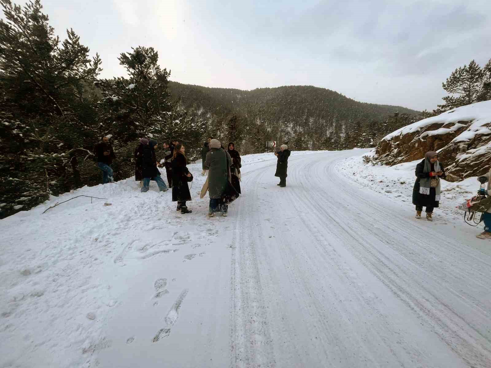 Yozgat&rsquo;ta devrilen k&ouml;y minib&uuml;s&uuml;ndeki 2 &ouml;ğretmen yaralandı
