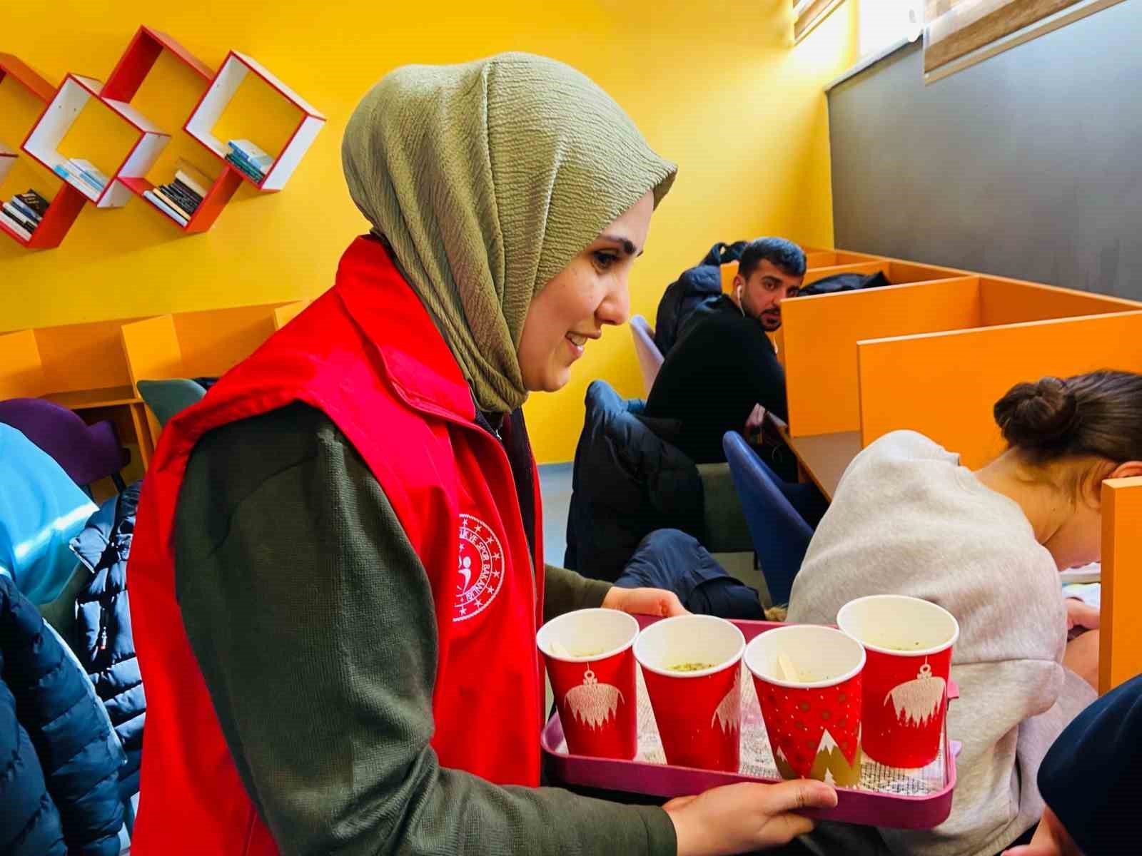 &Ouml;ğrencilere sıcak &ccedil;orba ikramında bulundular
