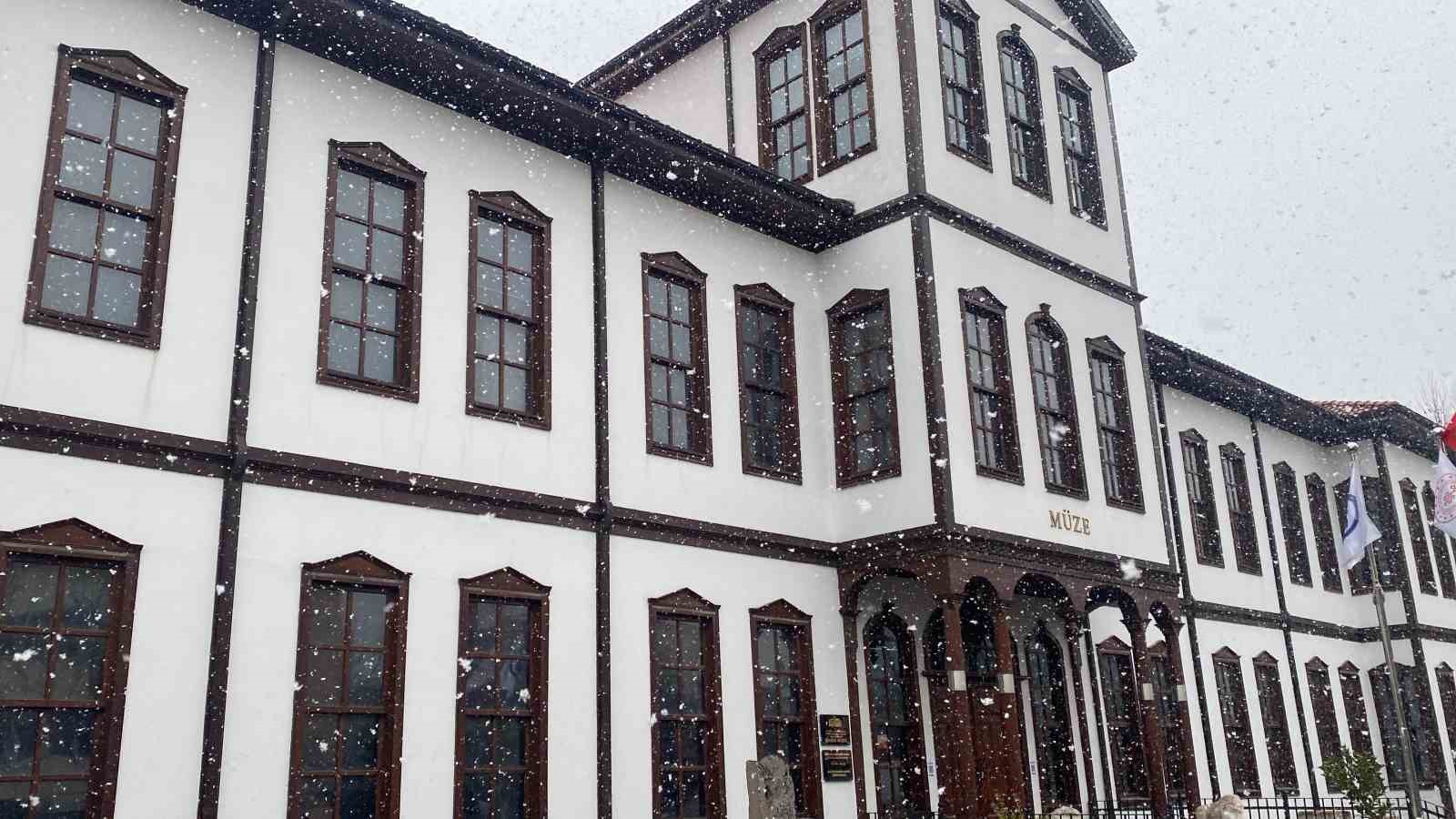 &Ccedil;ankırı&rsquo;da kar yağışı etkili olmaya başladı
