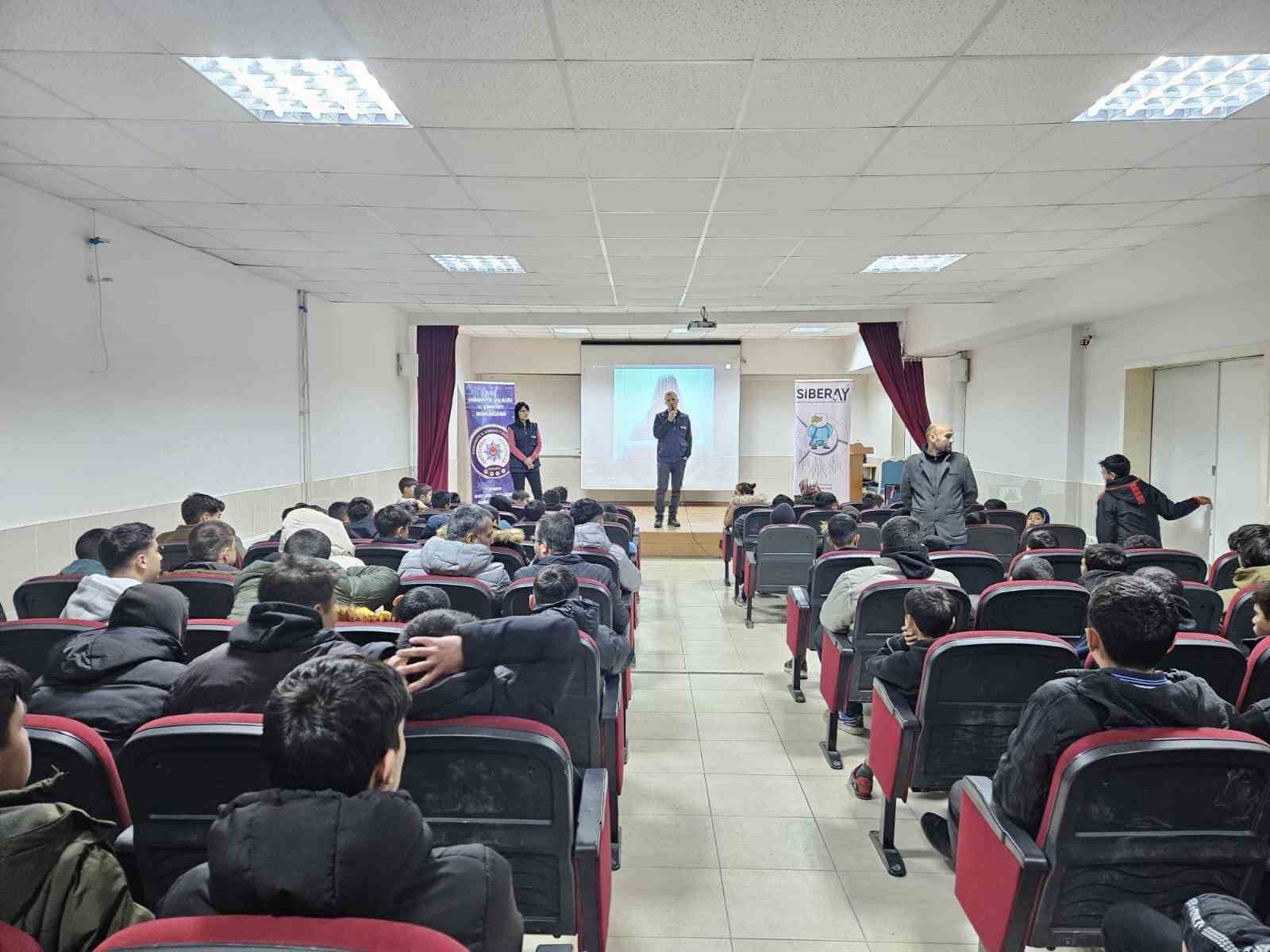 Osmaniye&rsquo;de &ouml;ğrencilere siber farkındalık eğitimi
