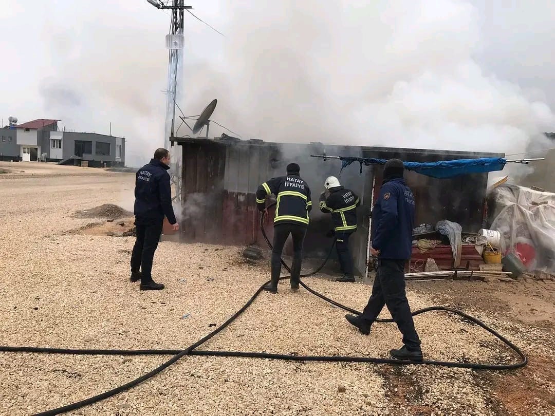 Depremzede ailenin kaldığı konteynerda yangın çıktı