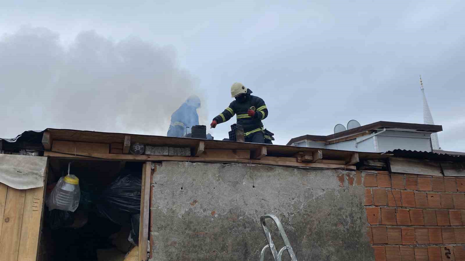 Temizlenmeyen bacadan çıkan yangın büyümeden söndürüldü