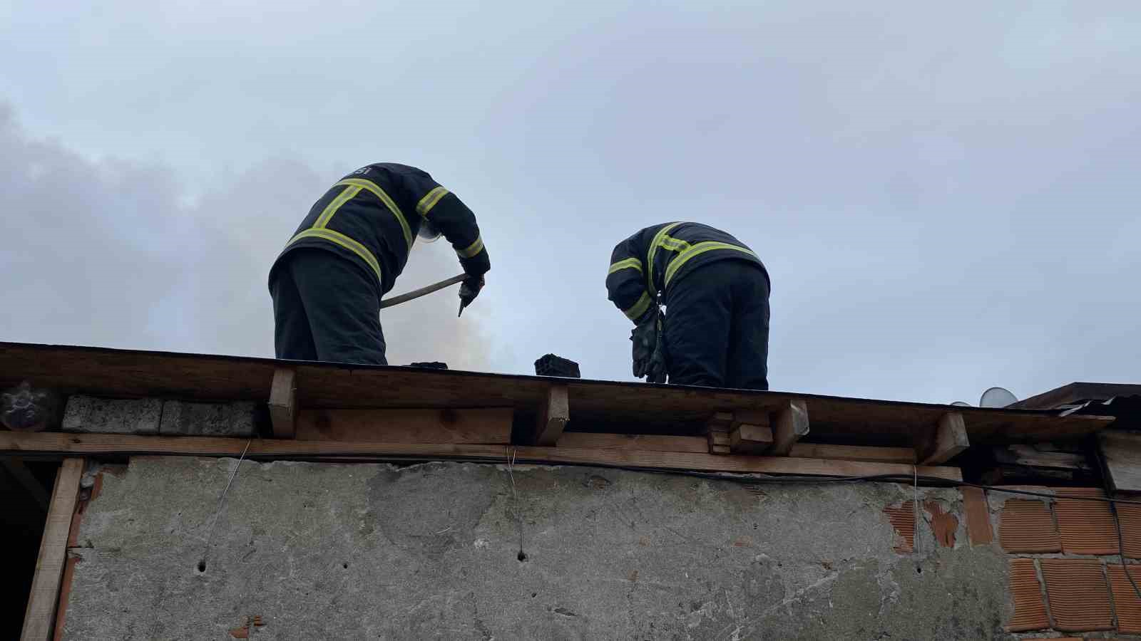 Temizlenmeyen bacadan &ccedil;ıkan yangın b&uuml;y&uuml;meden s&ouml;nd&uuml;r&uuml;ld&uuml;
