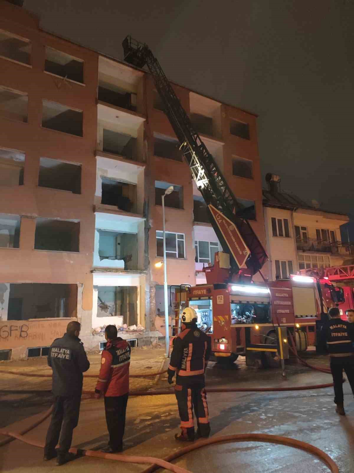 Malatya&rsquo;da hasarlı binada yangın
