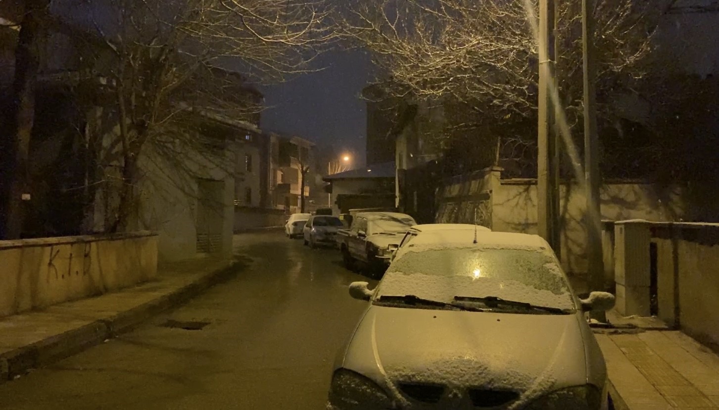 &Ccedil;orum&rsquo;da kar yağışı etkili olmaya başladı
