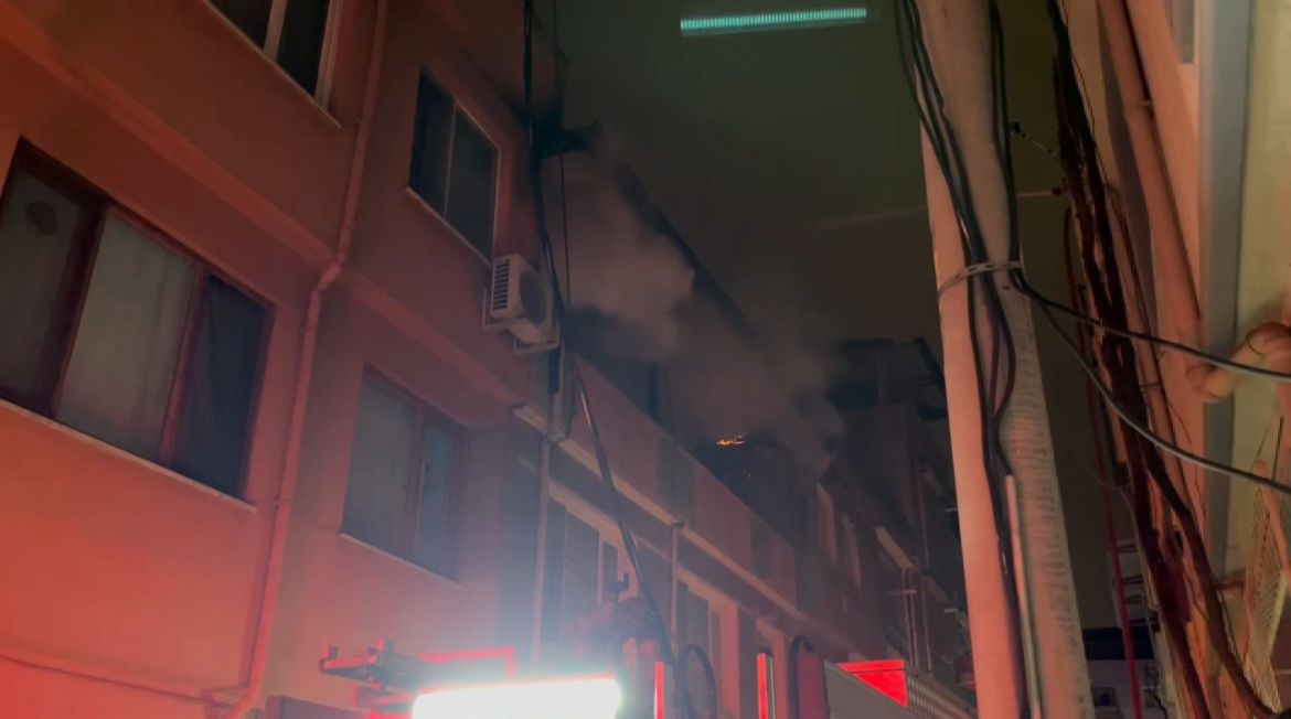 Bursa’da korkutan yangın: Alevlerle mücadele eden ekiplerin üzerine elektrik teli düştü