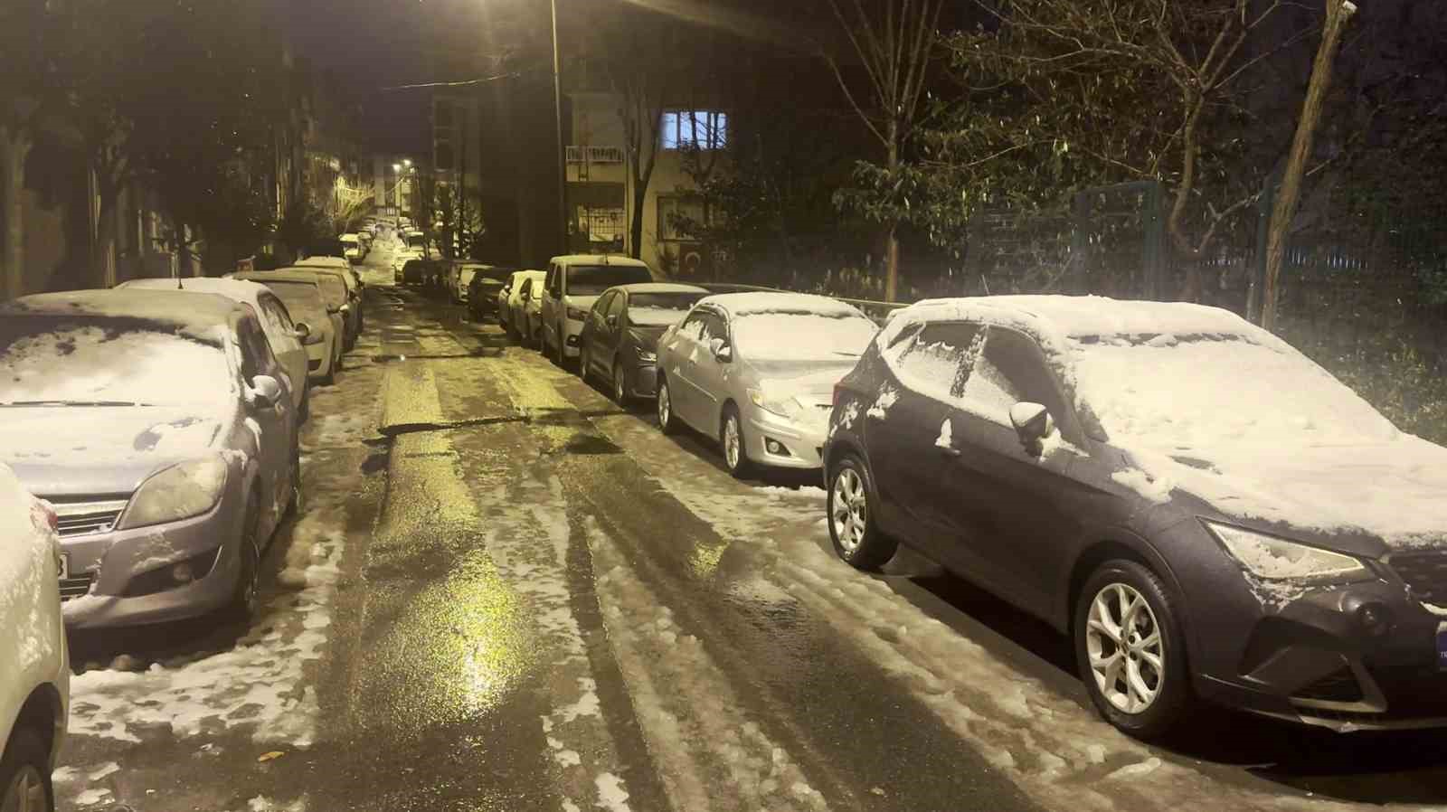 İstanbul’da soğuk hava etkili oluyor: Araç camları buz tuttu
