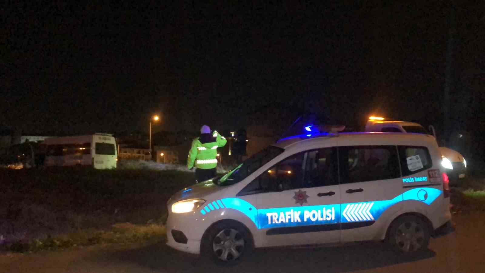 Polisten ka&ccedil;an servis minib&uuml;s&uuml; tarlaya girdi: 1 yaralı

