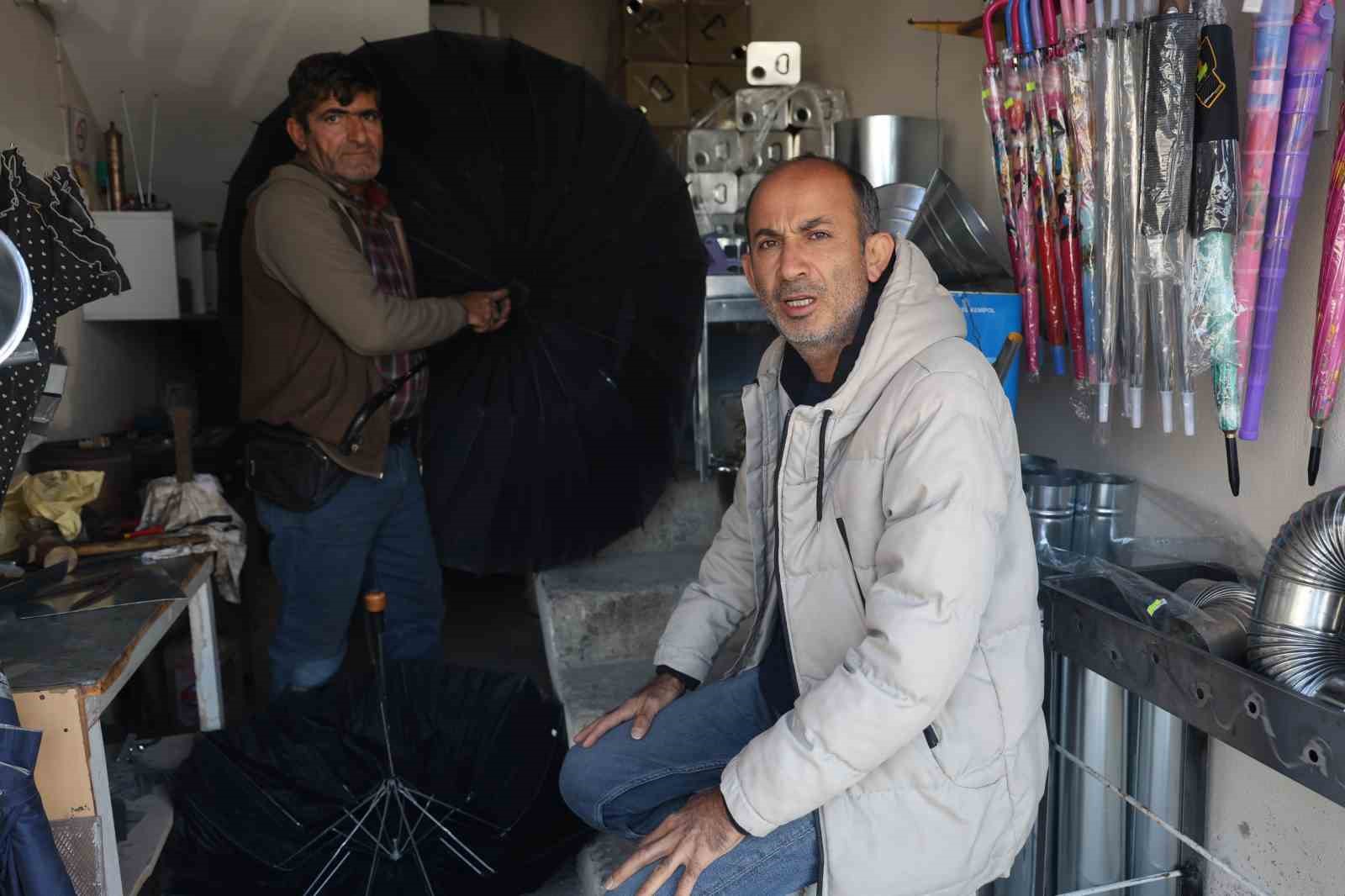 Şemsiye fiyatları artınca şemsiye tamirine ilgi arttı
