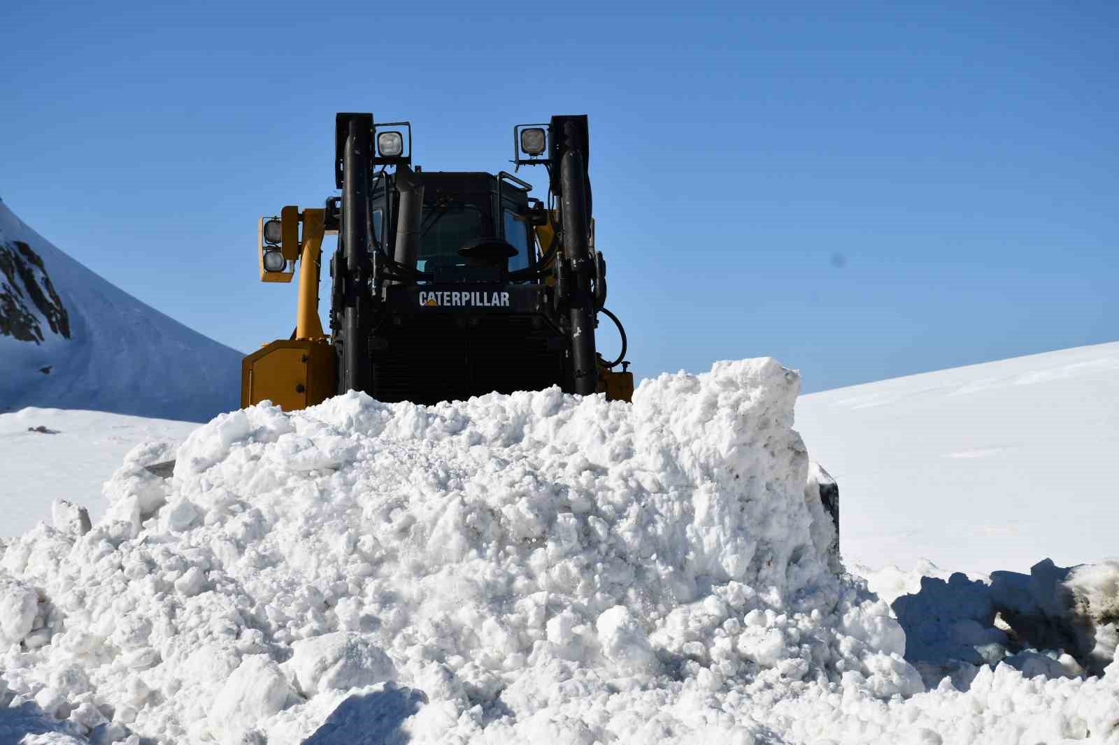 Şırnak&rsquo;ta kardan kapanan yollar, yaylada kalan aileler i&ccedil;in a&ccedil;ılıyor
