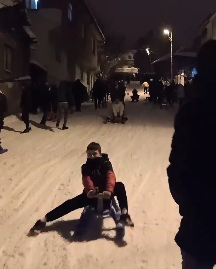 Kızağını alan bu yokuşa koştu
