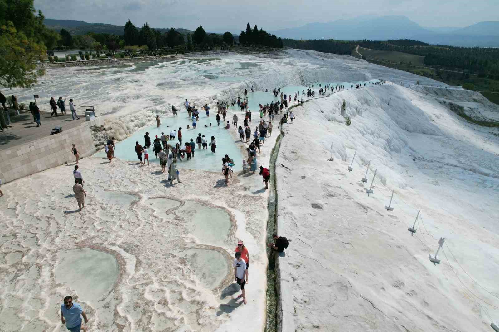 Kuraklık ve denetimsiz jeotermal su kullanımı beyaz cennet Pamukkale’yi karartıyor
