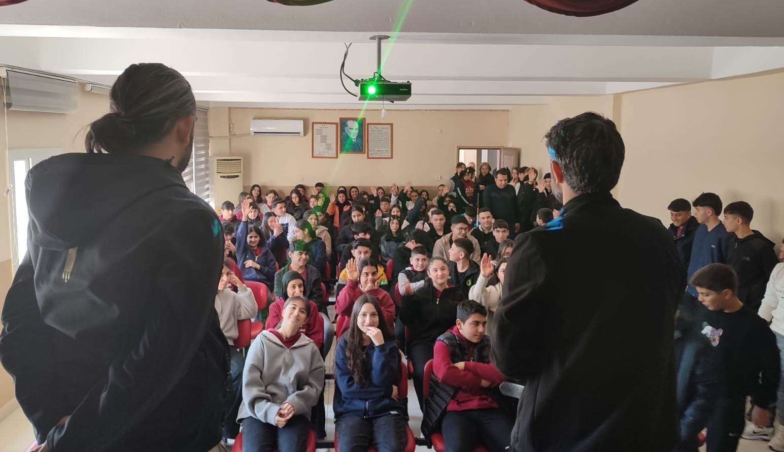 Gençler, terörizm ve güvenlik konusunda bilgilendiriliyor
