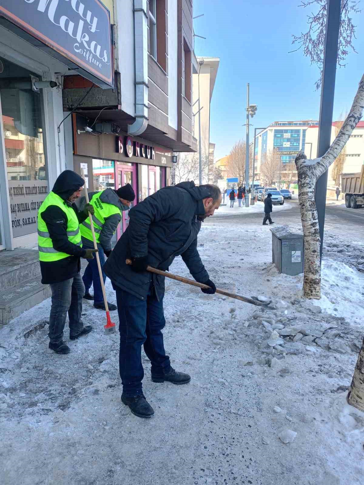 Belediye ekiplerinden buzla m&uuml;cadele
