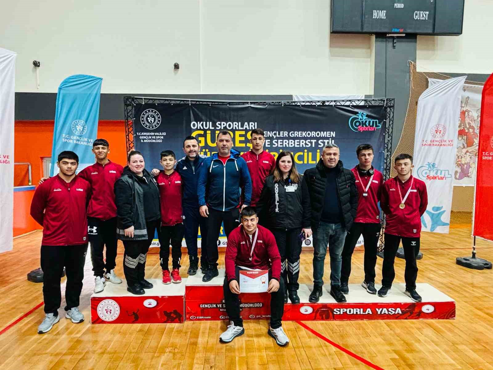 Manisalı güreşçiler Türkiye Şampiyonu oldu