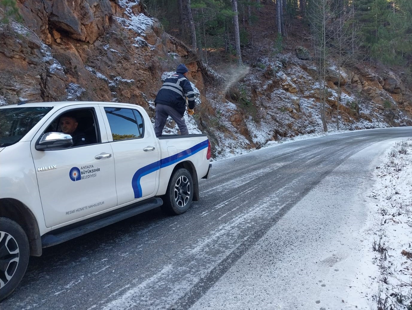 Antalya’da yayla yollarında tuzlama çalışması
