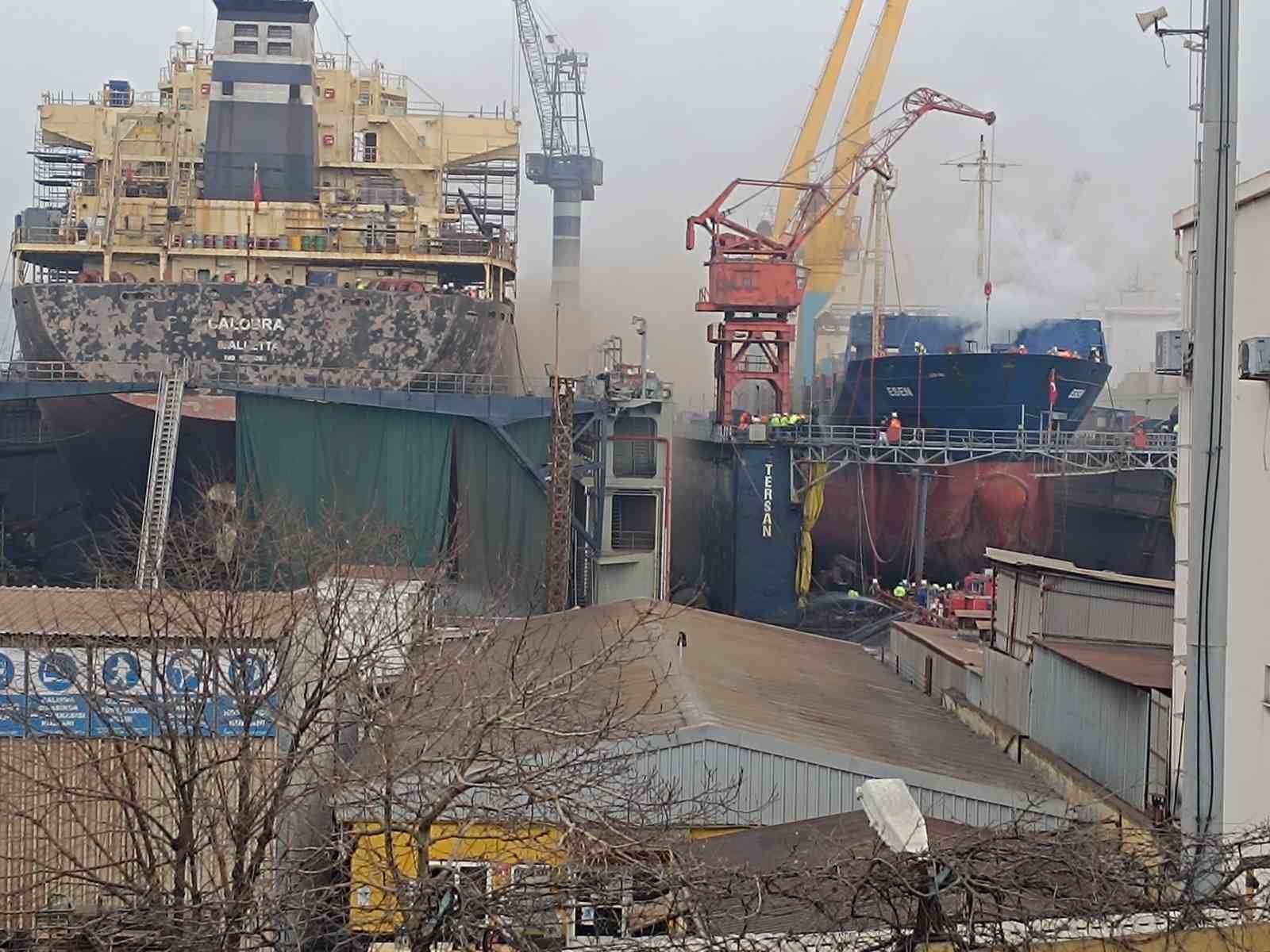 Tuzla Tersanesi’nde gemi yangını