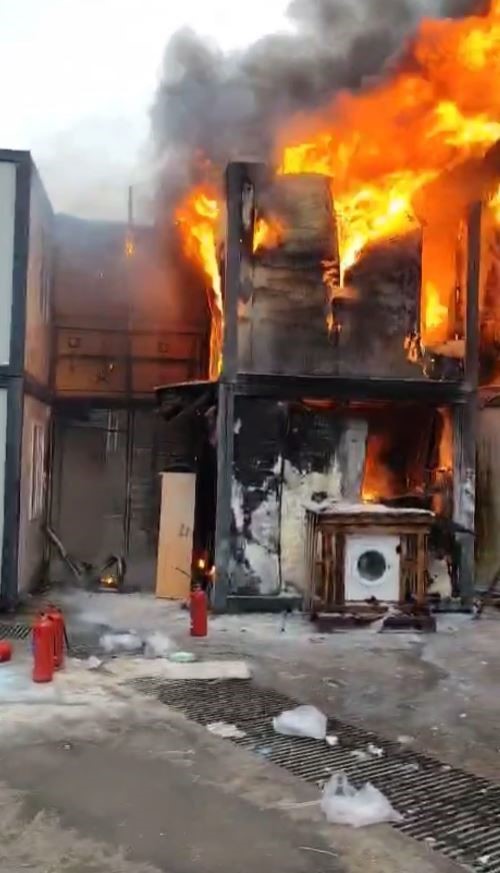 Gaziosmanpaşa Adliyesi inşaatı şantiyesinde iş&ccedil;ilerin kaldığı konteyner alevlere teslim oldu
