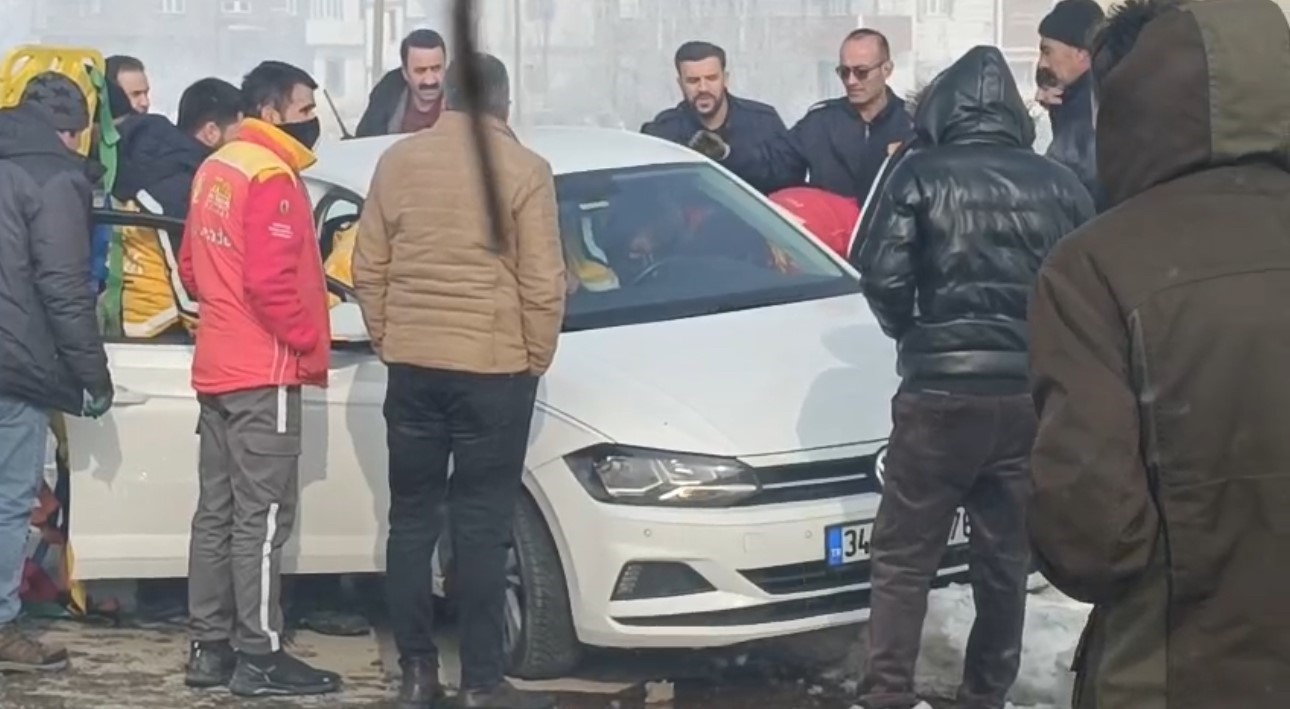 Hakkari&rsquo;de otomobille kamyonet &ccedil;arpıştı: 2 yaralı
