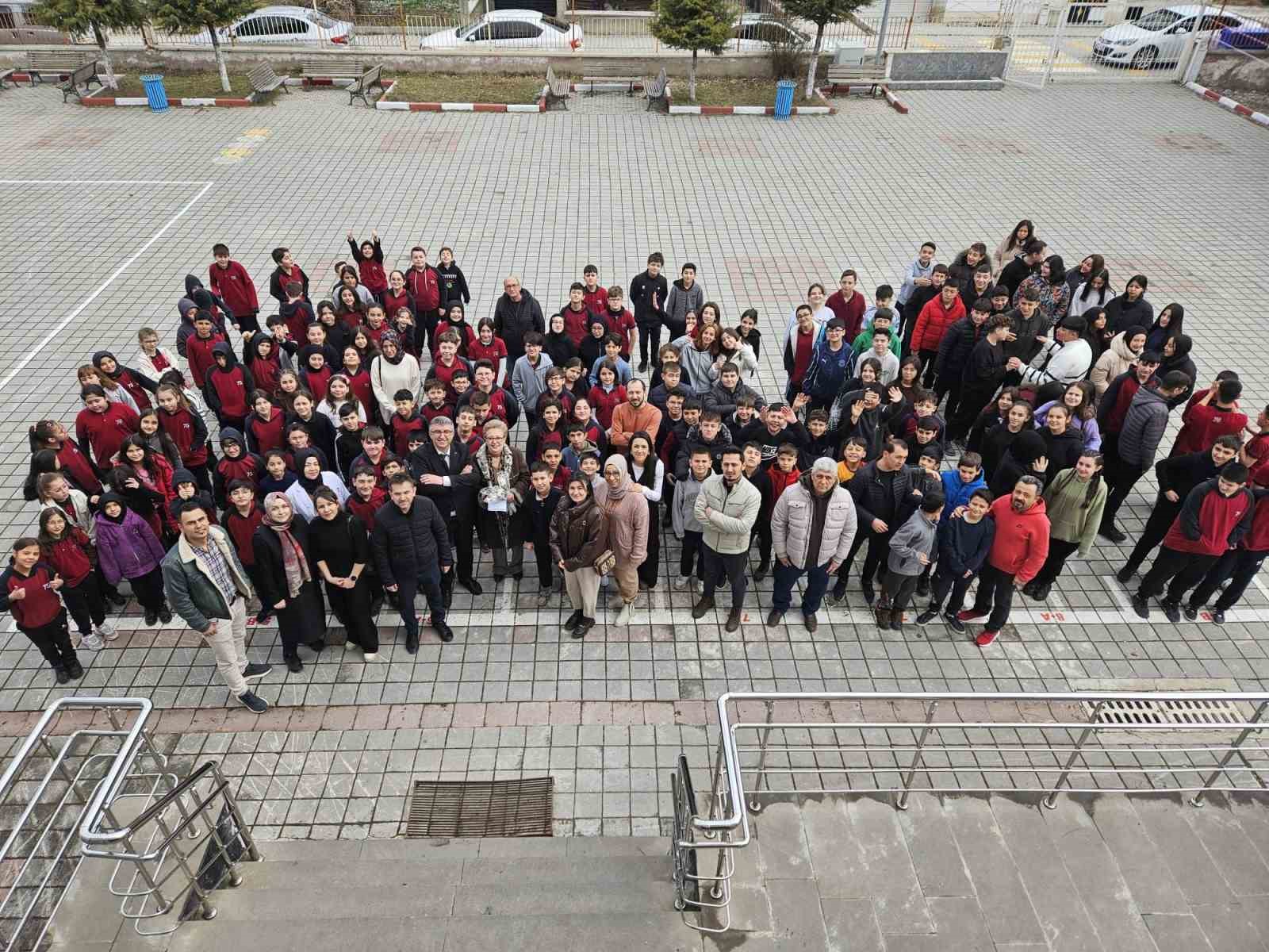 Tavşanlı&rsquo;da duygusal veda, 33 yıllık &ouml;ğretmenlik kariyerinde son ders
