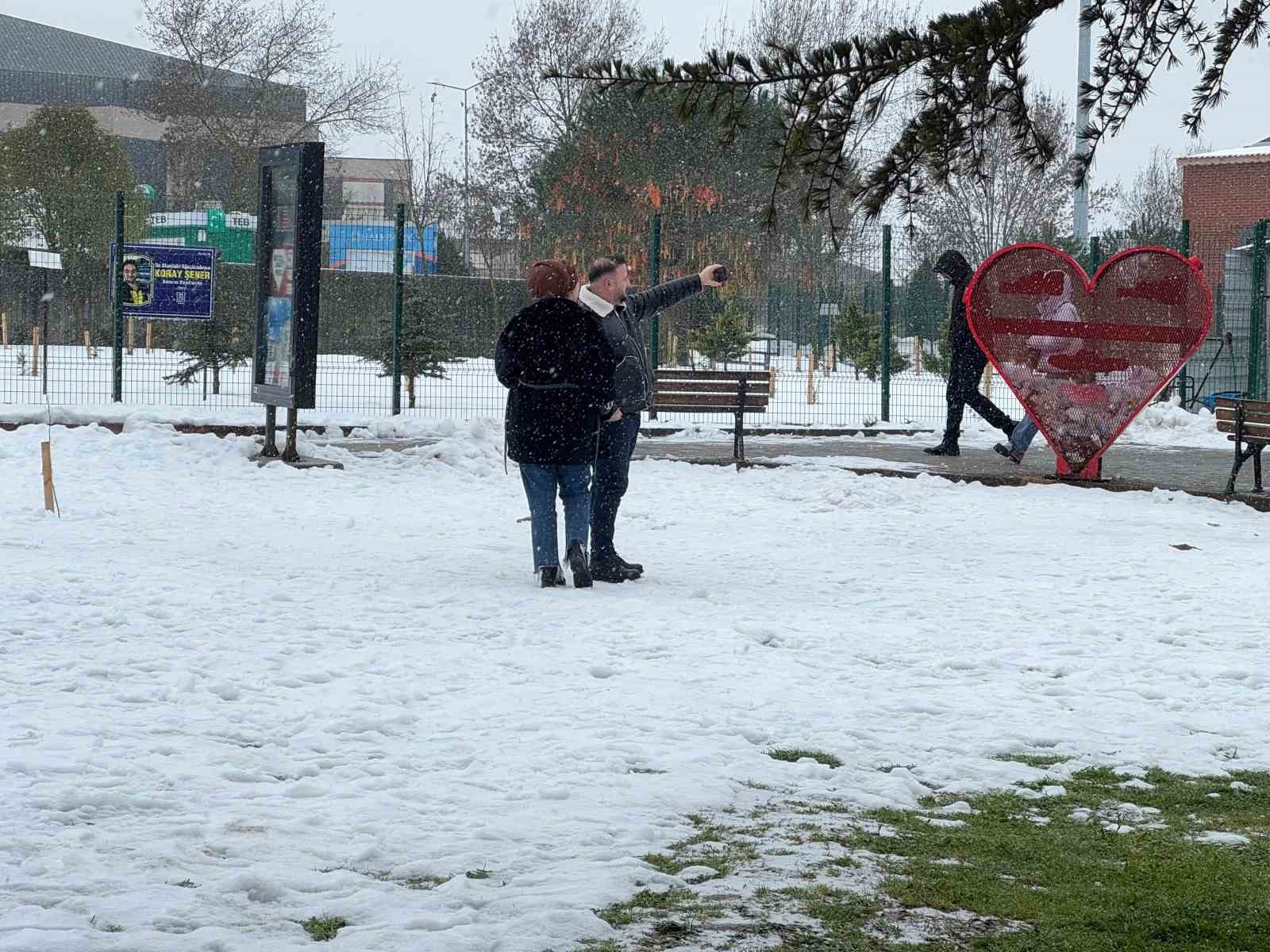 Kocaeli’de aralıklarla kar yağışı etkili oldu
