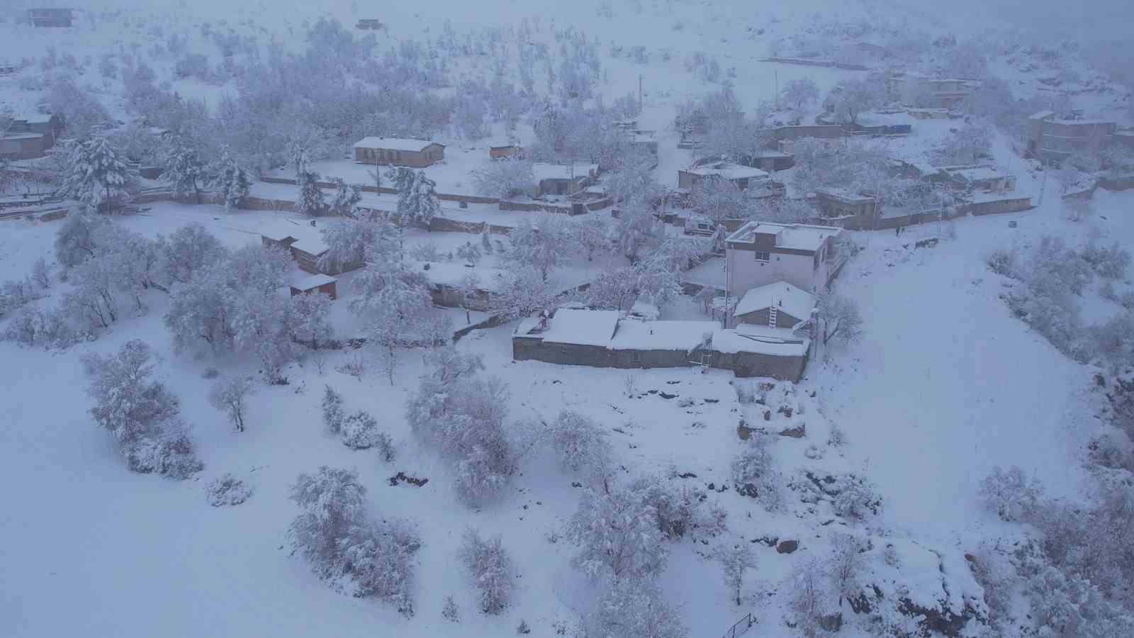 Adıyaman&rsquo;da kar yağışıyla kartpostallık g&ouml;r&uuml;nt&uuml;ler ortaya &ccedil;ıktı
