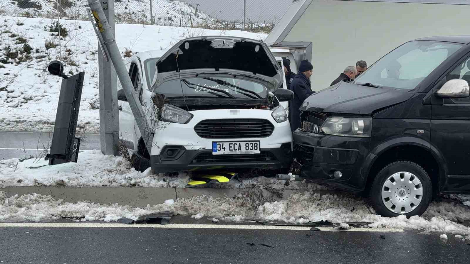 İstanbul’da kar yağışı sonrası oluşan buzlanma kazaya neden oldu