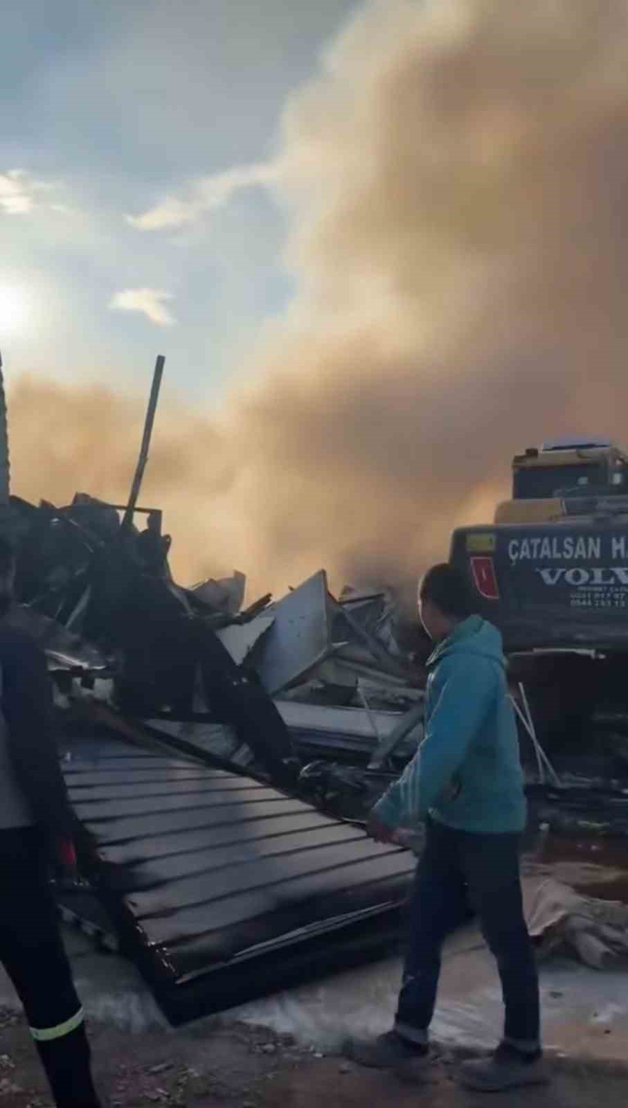Hatay’da alevlere teslim olan konteyner yatakhane kullanılmaz hale geldi