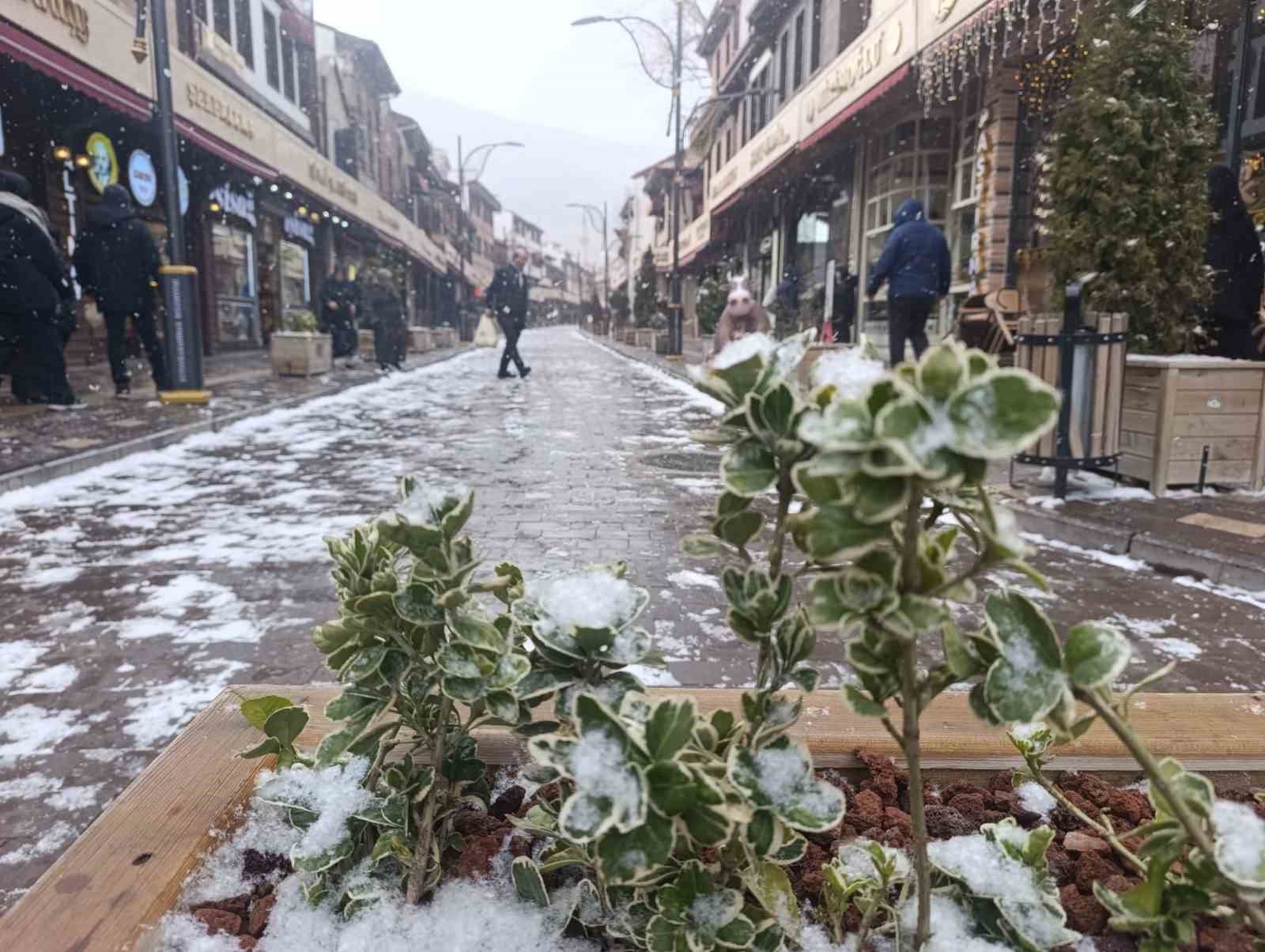 Afyonkarahisar’da kar yağışı etkisini göstermeye başladı