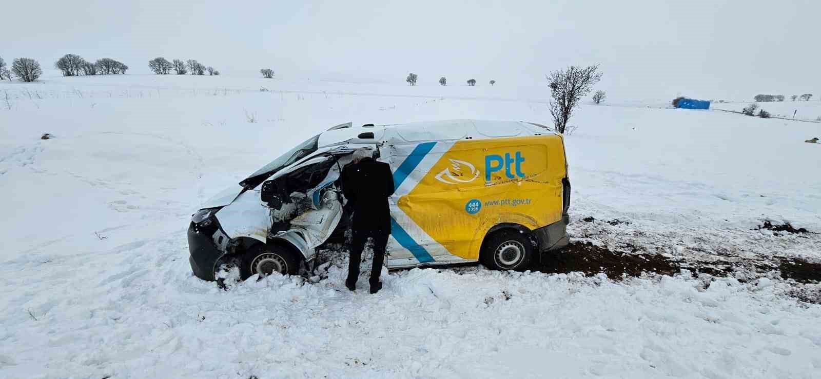 Tokat&rsquo;ta PTT aracına tren &ccedil;arptı: 1 yaralı
