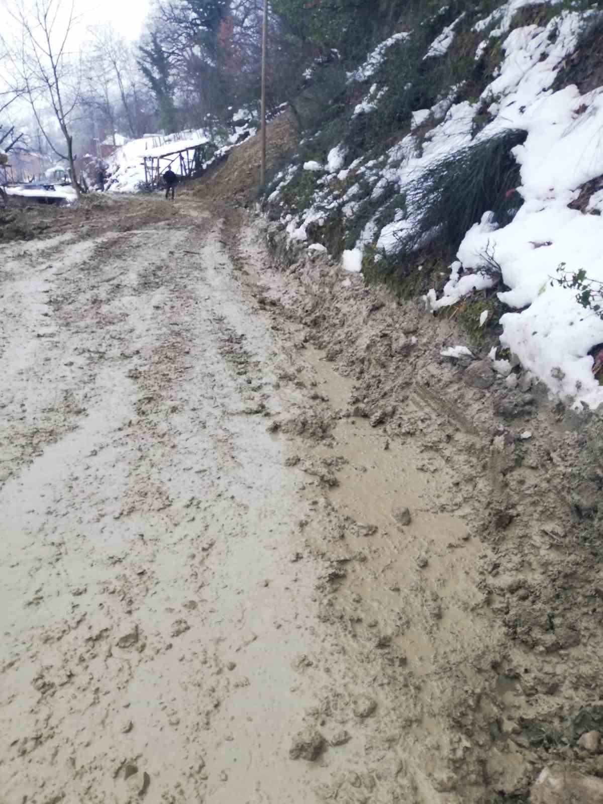 T&uuml;rkeli&rsquo;de heyelan nedeniyle kapanan yol ulaşıma a&ccedil;ıldı
