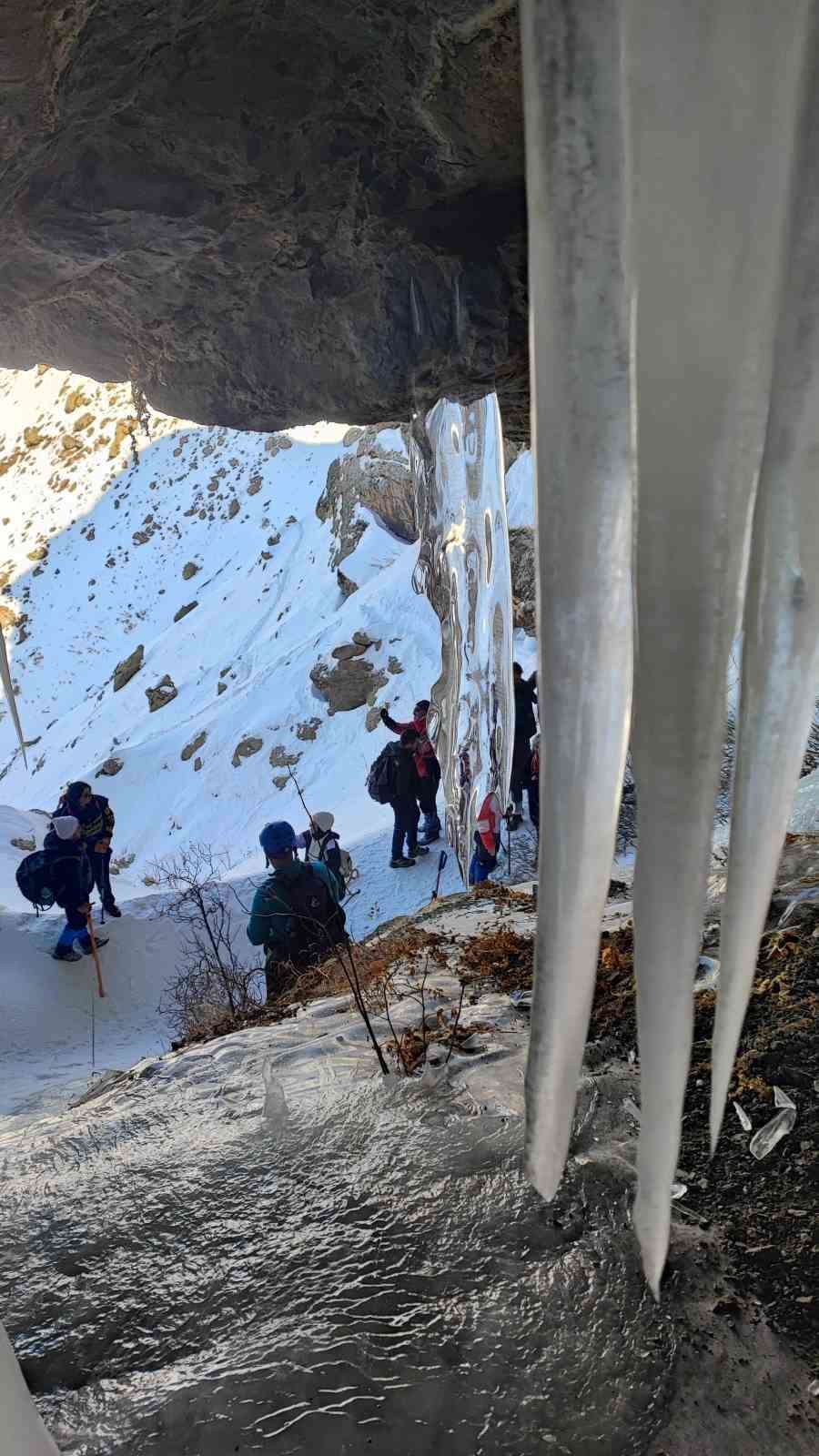 Vanlı dağcılar Erek Dağı&rsquo;ndaki buzul mağaralarına tırmandı
