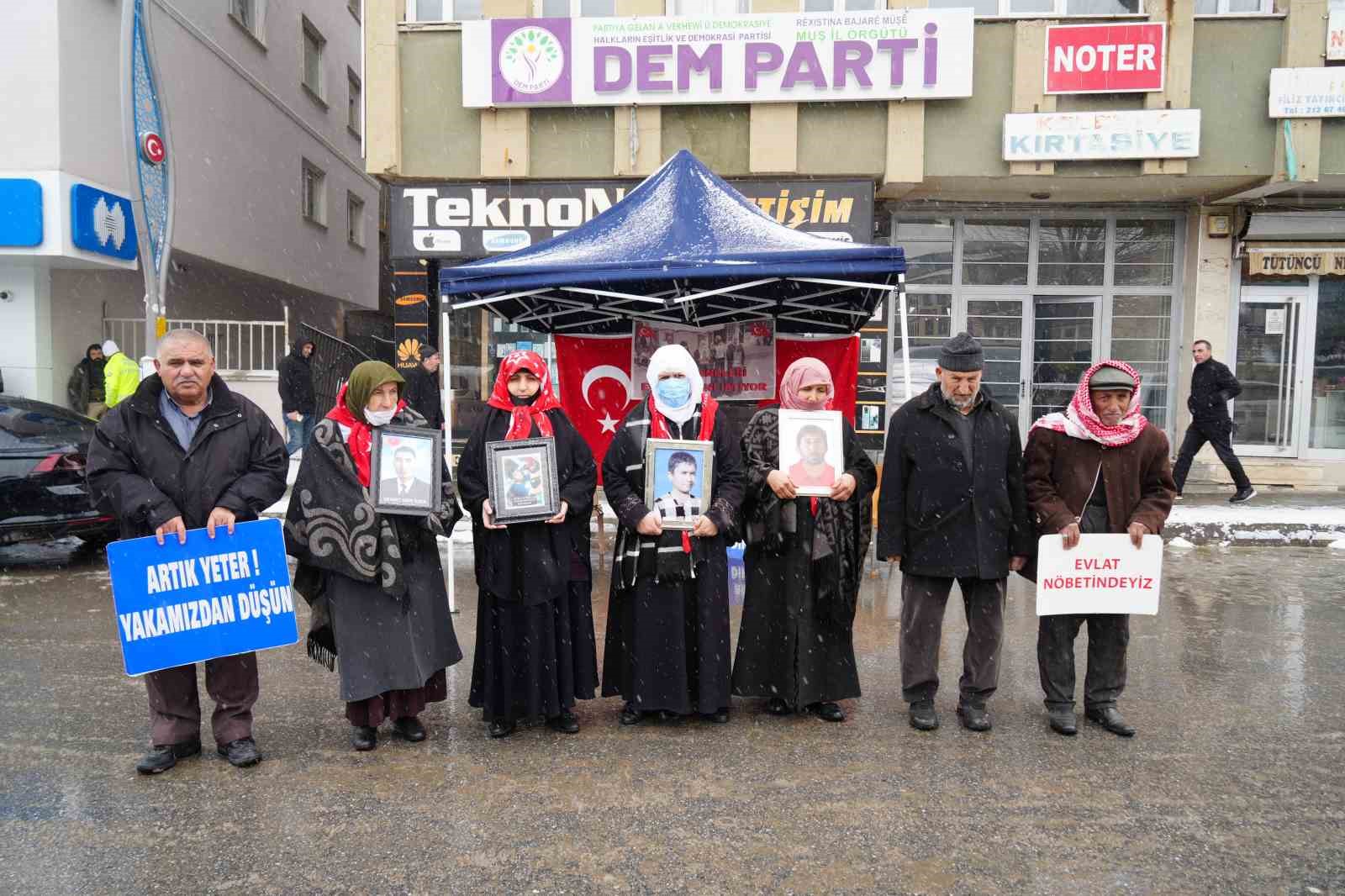 Muş&rsquo;ta aileler kar altında evlat n&ouml;betine devam ediyor
