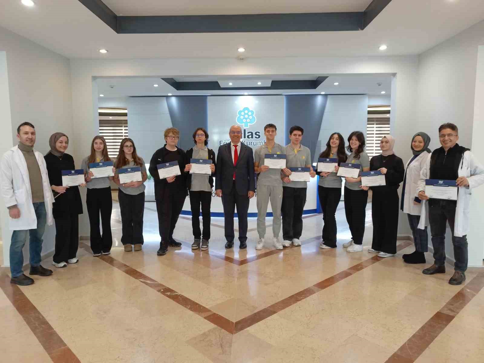 İhlas Koleji öğrencileri Model Birleşmiş Milletler Konferansından ödülle döndü
