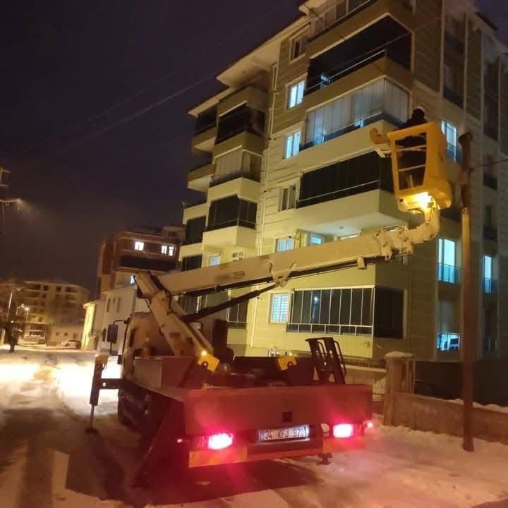 Telefon direğine &ccedil;ıkan kedi direk &uuml;st&uuml;nde mahsur kaldı
