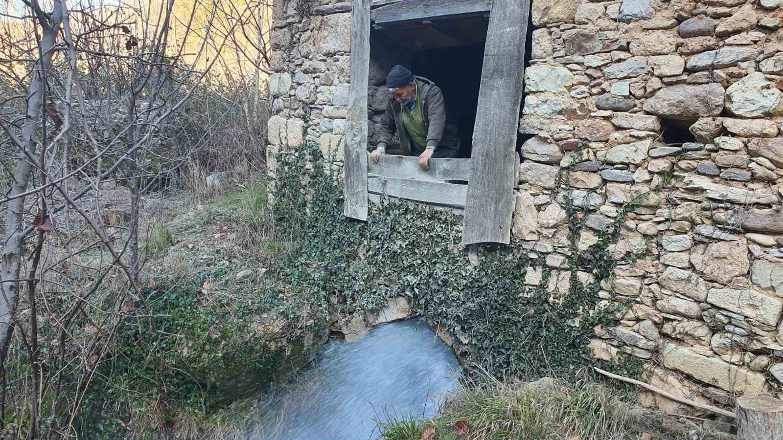 Manisa’da 210 yıldır faaliyet gösteren su değirmeni yıllara meydan okuyor