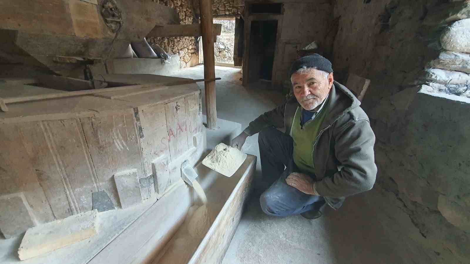 Manisa&rsquo;da 210 yıldır faaliyet g&ouml;steren su değirmeni yıllara meydan okuyor
