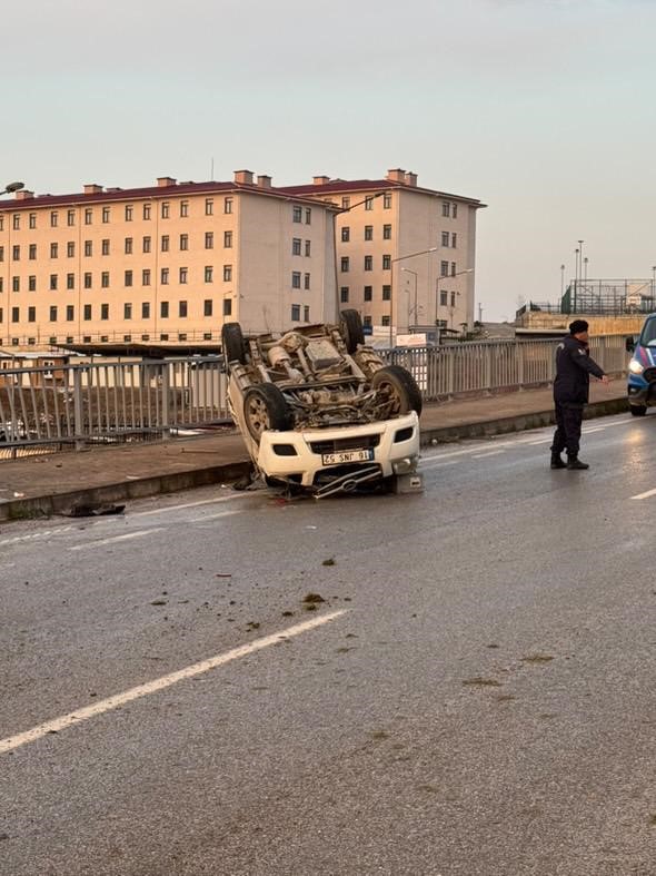 Yalova’da takla atan pikaptaki 2 kişi yaralandı
