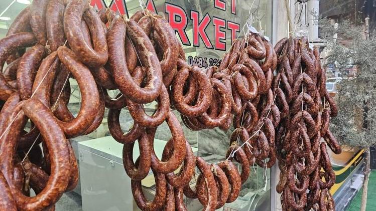 Y&uuml;zde y&uuml;z koyun etinden yapılıyor: Bu sucuğu diğerlerinden ayıran &ouml;zelliği soğanı
