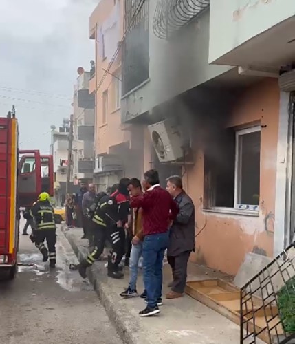 Yangında evde mahsur kalan çocuklar pencere demiri sökülerek kurtarıldı
