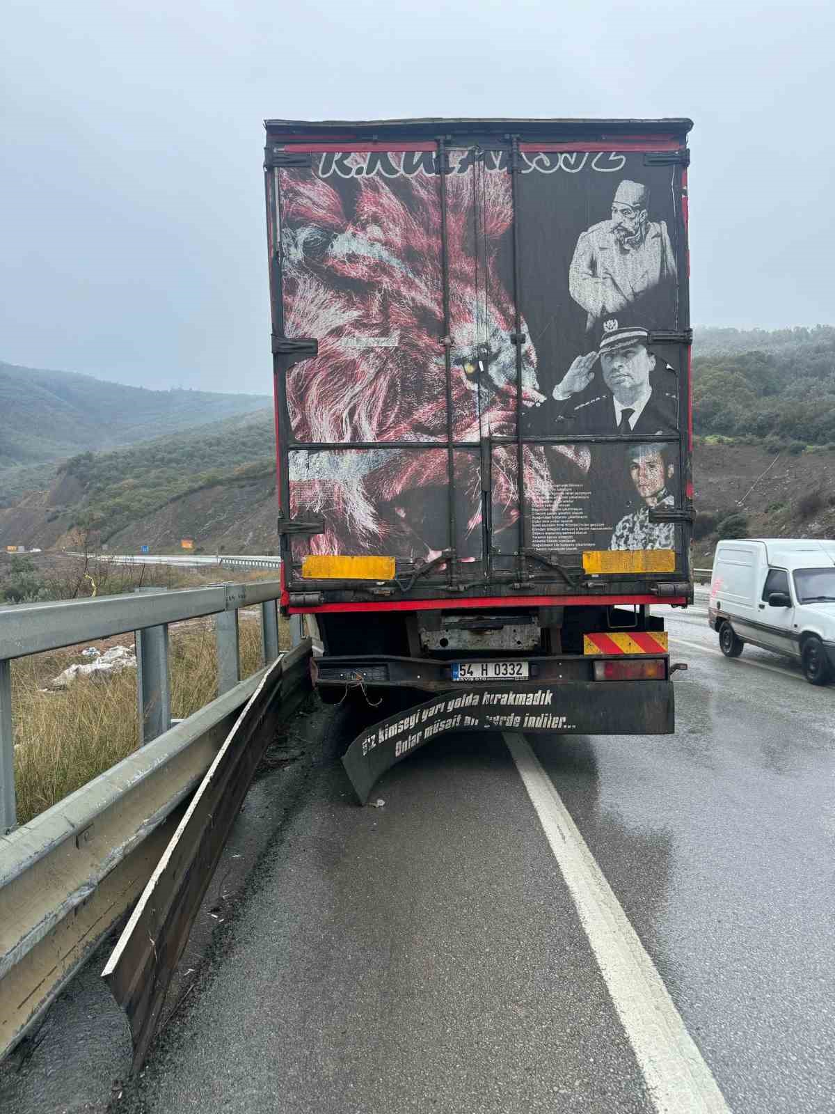 Kontrolden çıkan kamyon bariyere çarptı, uçurumdan uçtuğu zanneden sürücü araçtan atladı