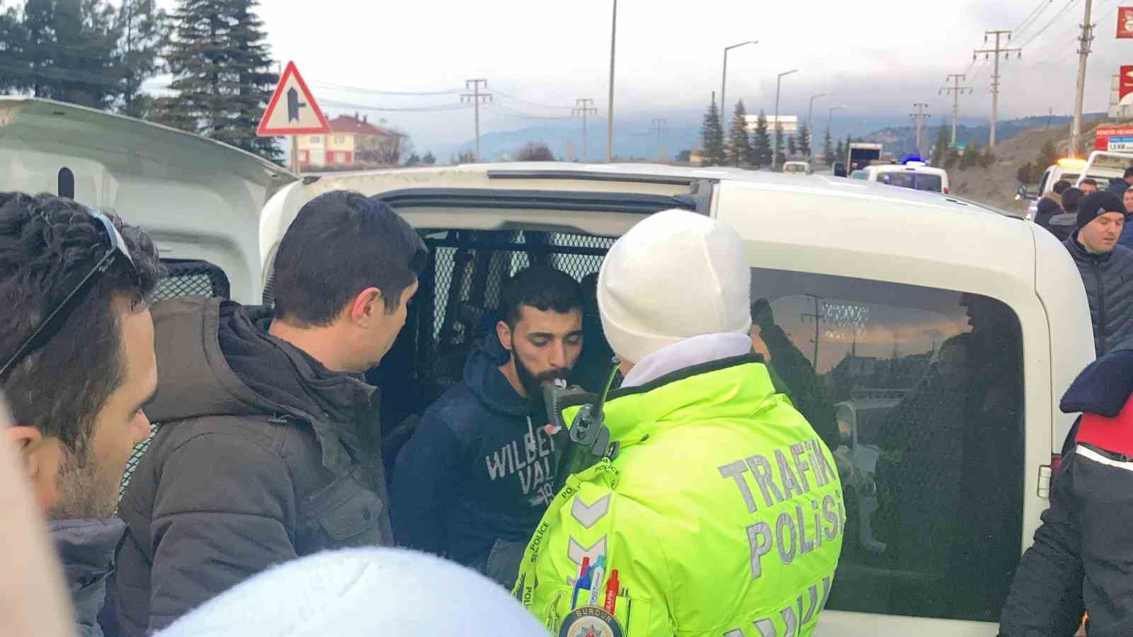 Polisleri peşine takıp 15 kilometre kaçtı, kaza yapınca yakalandı