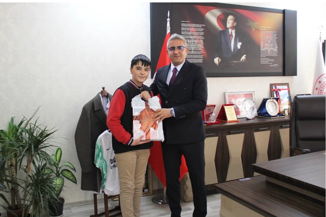 Doğubayazıt&rsquo;ta başarılı &ouml;ğrenciye &ouml;d&uuml;l verildi
