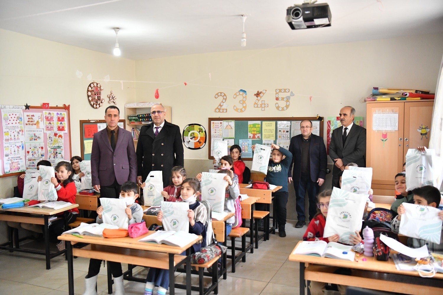Yeşilyurt Belediyesi’nden kırsal okullara eğitim desteği