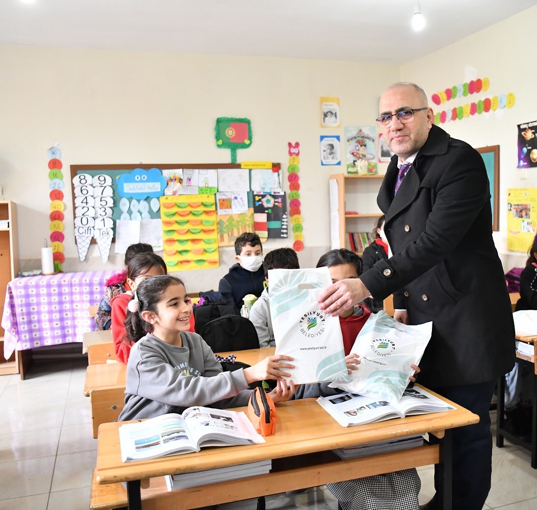 Yeşilyurt Belediyesi&rsquo;nden kırsal okullara eğitim desteği
